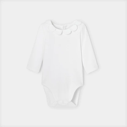 Dívčí body s vlnkovaným výstřihem