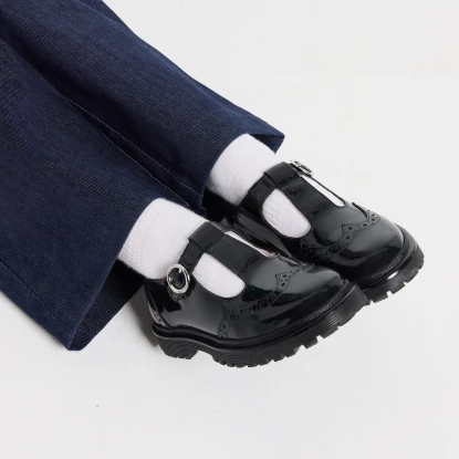 Dívčí lakované boty s páskem ve tvaru T