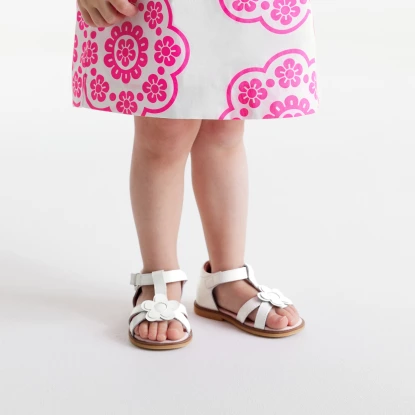 Sandály pro holčičku z lakované kůže