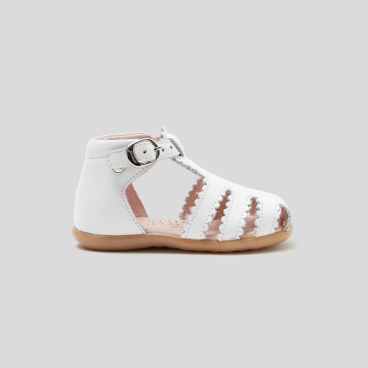 Dívčí capáčky ve stylu sandálů